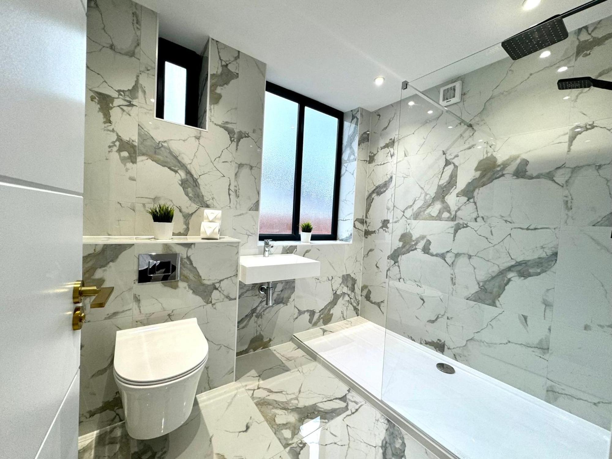 Amazing Large 3 Bedroom Apartment - Sleeps 8! Bournemouth Exteriör bild